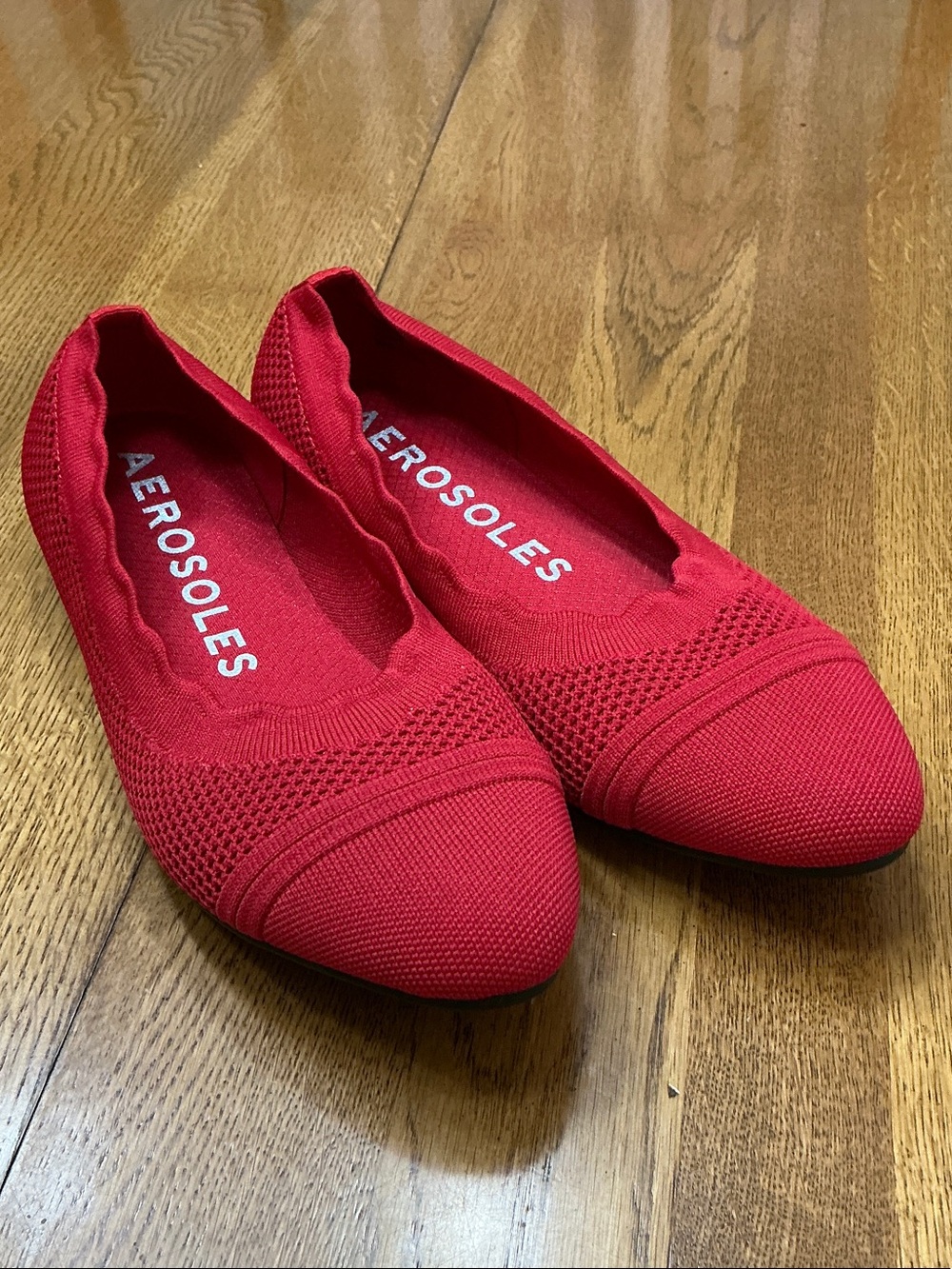 Woman’s AEROSOLES red knot flats. Size 8.5. Padded inner sole. Like new! So cute